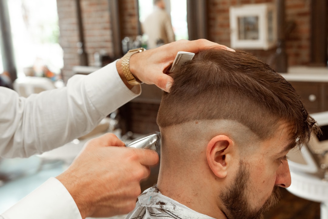 Beratung und Styling in einem modernen Herrensalon