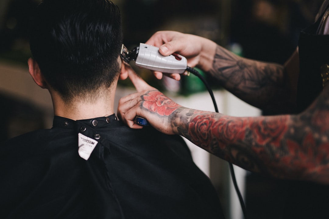 Mann beim professionellen Haarschnitt im Salon