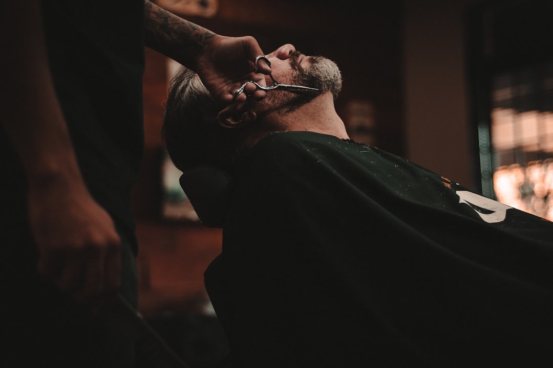 Friseur beim Styling eines Mannes